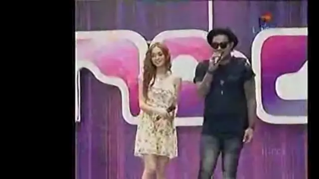 Inara Rusli dampingi Virgoun di salah satu episode inBox SCTV (Foto: inBox SCTV via YouTube)