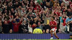 Pemain Manchester United, Joshua Zirkzee melakukan selebrasi usai mencetak gol pembuka saat pertandingan sepak bola Liga Premier Inggris melawan Fulham di stadion Old Trafford, Jumat 16 Agustus 2024. (AP Photo/Dave Thompson)