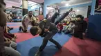 Seorang anak membanting temannya saat latihan di Akademi Olahraga Suriah di Alexandria, Mesir (4/1). Akademi olahraga ini didirkan oleh pengungsi Suriah yang bernama Amir al-Awad. (AFP/Khaled Desouki)