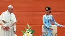 Pemimpin de facto Myanmar, Aung San Suu Kyi menyambut kunjungan Paus Fransiskus dalam pertemuan mereka di Naypyitaw, Selasa (28/11). Pertemuan Paus Fransiskus dengan Suu Kyi merupakan ajang yang paling dinanti. (AP Photo/Aung Shine Oo)