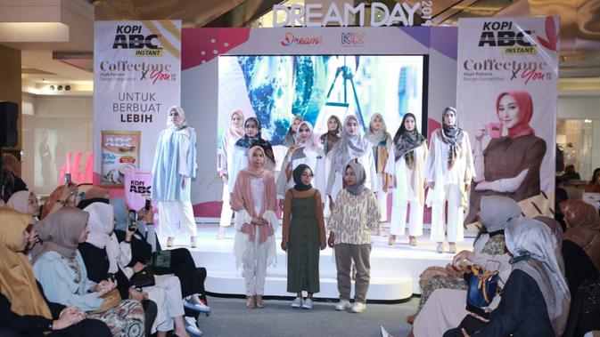 Tiga pemenang Kompetisi Desain Hijab Coffeetone x You 2019. (Deki Prayoga/Dream.co.id)