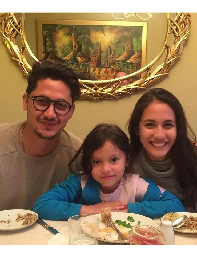 Potret Kedekatan Seleb Kakak Beradik