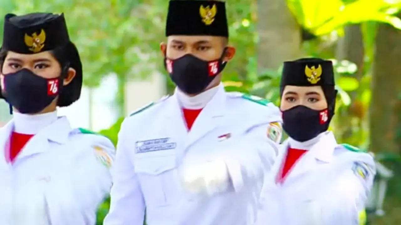 Paskibraka dari Riau Dwita Okta Amelia Herdian (kanan) saat menjalankan tugas negara mengibarkan bendera merah putih pada HUT ke-76 RI.