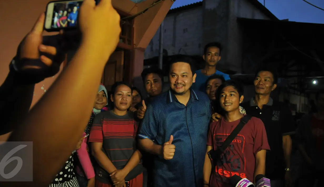 Pengacara Farhat Abbas berfoto bersama warga Kalijodo, Jakarta Utara, Selasa (16/2). Pengacara kontroversial ini datang untuk menyampaikan kepada warga bahwa ia mempunyai solusi untuk persoalan Kalijodo. (Liputan6.com/Gempur M Surya)