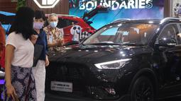 Wanita pun ikut tertarik magnet ketampanan MG ZS yang memiliki paras yang gagah. Kegagahan tersebut diperkuat oleh warna dan bodykit yang digunakan. Terlihat di foto bahwa ada seorang wanita yang menoleh ke arah MG ZS Dark Midnight Edition.