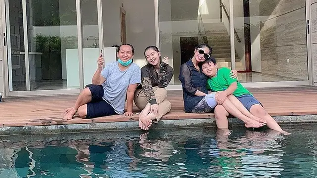 Jarang Tersorot, Ini 7 Momen Kebersamaan Dewi Perssik dan Anak Angkatnya