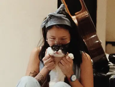 Kucing Danilla ini merupakan kucing betina dan selalu ada Ruang Waktu Studio, tempat Danilla merekam lagunya. (Liputan6.com/IG/@meiyranti)