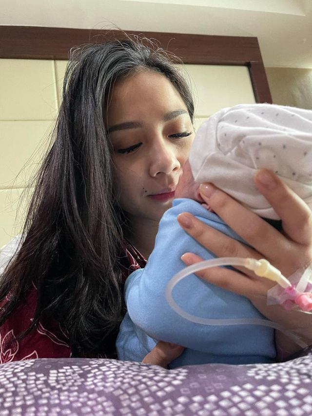 6 Potret Perdana Nagita Slavina dan Raffi Ahmad Gendong Putra Keduanya, Bikin Gemas