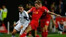 Kapten Liverpool Steven Gerrard (kanan) duel dengan Gelandang Swansea City Leon Britton pada pertandingan sepak bola Liga Utama Inggris antara Swansea City vs Liverpool di Stadion Liberty, Swansea (17/09/13). (AFP/Andrew Yates)