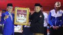 Ketua Umum PAN, Zulkifli Hasan (kiri) menerima nomor urut di gedung KPU, Jakarta, Rabu (14/12/2022). Komisi Pemilihan Umum (KPU) menggelar acara pengundian dan penetapan nomor urut partai politik peserta Pemilu 2024. 17 partai politik yang lolos menjadi peserta Pemilu 2024 pun telah mendapatkan nomor urutnya masing-masing. (Liputan6.com/Herman Zakharia)
