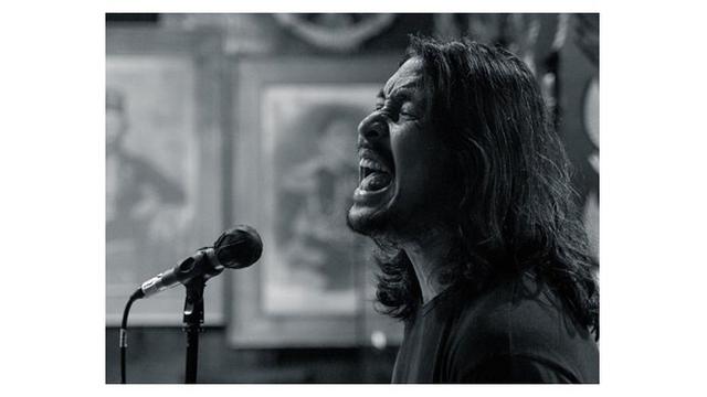 7 Potret Terbaru Ello yang Resmi Jadi Vokalis Dewa 19, Bak Mimpi