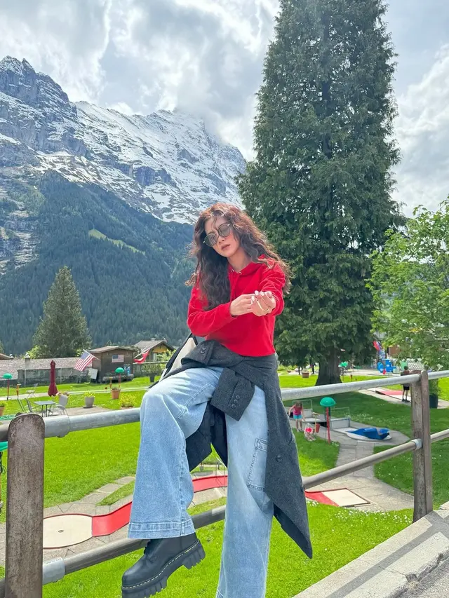 8 Inspirasi Outfit Denim yang Fashionable dari Baifern Pimchanok, Bisa Buat Ngedate hingga Ngampus