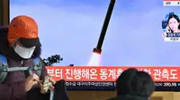 Foto file: Orang-orang di stasiun kereta Seoul menonton siaran berita televisi yang menunjukkan rekaman file uji coba rudal Korea Utara pada 5 Januari 2021. (Jung Yeon-je AFP/File)
