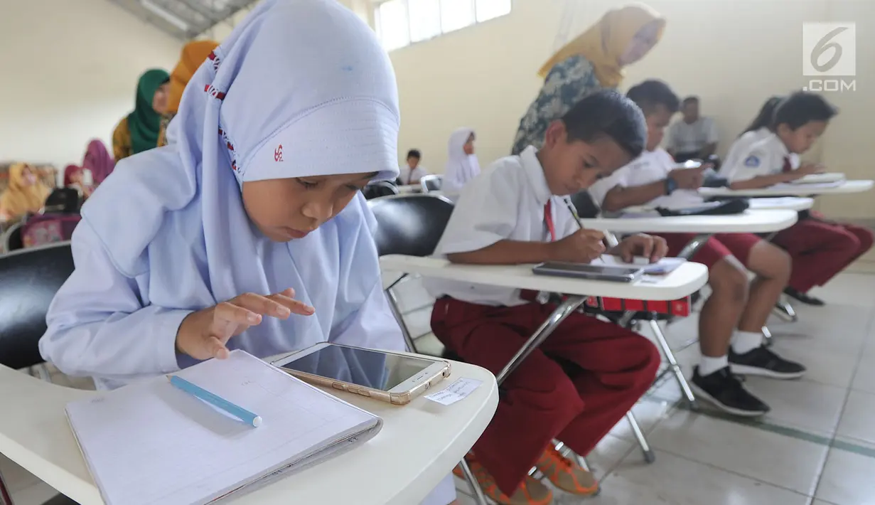 Pelajar mengikuti babak penyisihan lomba matematika dengan metode Gasing (Gampang Asyik & Menyenangkan) di SMKN 1 Leuwiliang, Selasa (8/1). Kegiatan itu guna meningkatkan mutu dan prestasi akademik siswa di daerah pra-sejahtera. (Merdeka.com/Arie Sunaryo)
