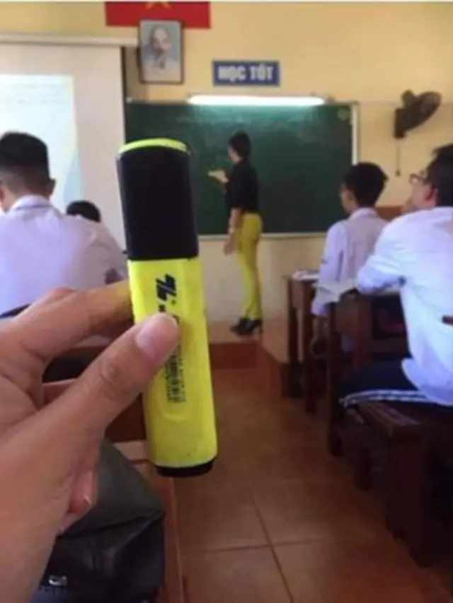 Siswa Ini Tunjukkan Pakaian Gurunya Mirip Alat Tulis, 6 Fotonya Kocak Banget
