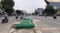 Pagar pembatas jalan berwarna hijau di jalan Jatibaru, Tanah Abang, Jakarta Pusat, rusak akibat aksi 22 Mei. (Liputan6.com/Fachrur Rozie)