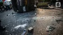 Batu berserakan dekat sebuah mobil polisi yang dirusak massa saat bentrok di kawasan Pejompongan, Jakarta, Rabu (7/10/2020). (Liputan6.com/Faizal Fanani)
