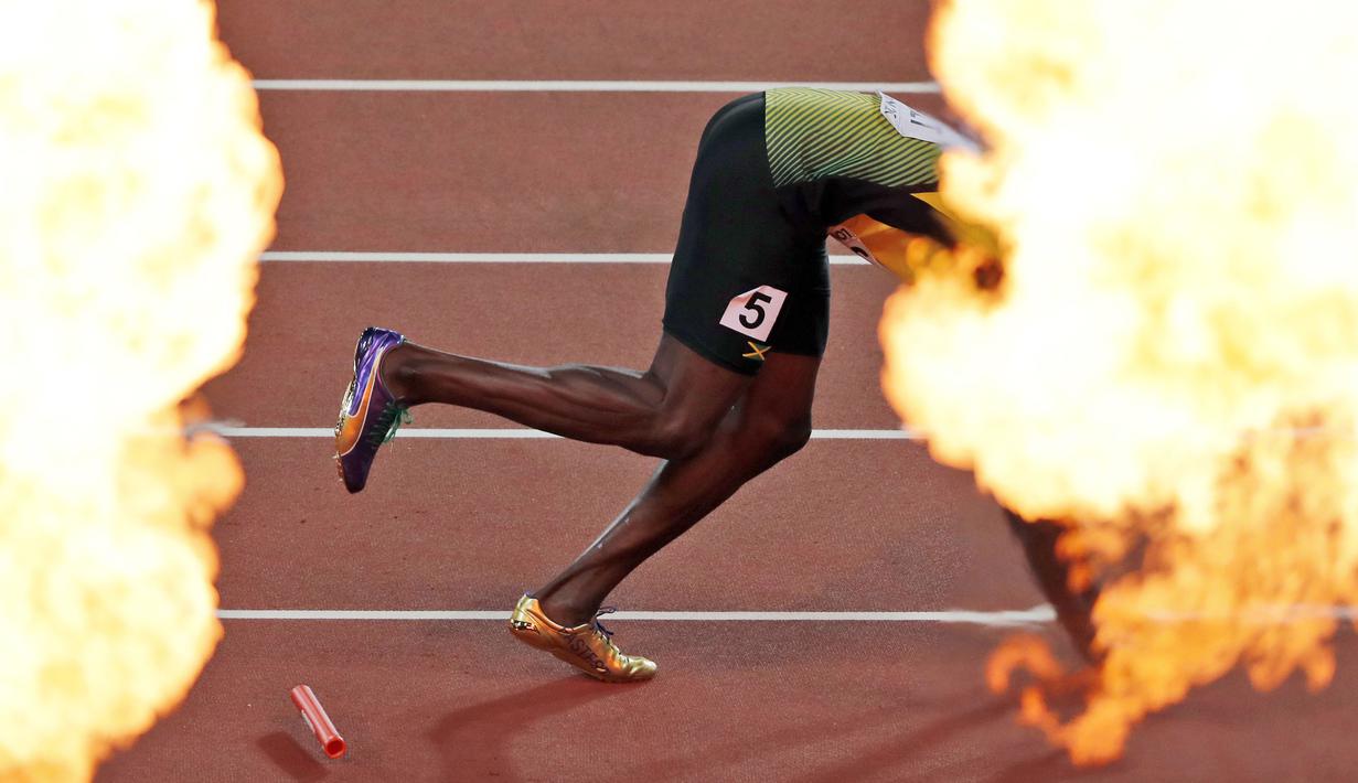Kembang api menyambut bintang atletik dunia Usain Bolt saat terjatuh pada nomor lari 4x100-meter final putra di World Athletics Championships, London (12/8/2017). (AP/Tim Ireland)