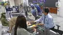 Suasana pelayanan nasabah di kantor pusat Bank Bukopin, Jakarta, Selasa (1/7/2020). Otoritas Jasa Keuangan (OJK) resmi memberikan pernyataan efektif pelaksanaan Penawaran Umum Terbatas kelima (PUT V) Bukopin, pada Selasa (30/6). (Liputan6.com/Herman Zakharia)