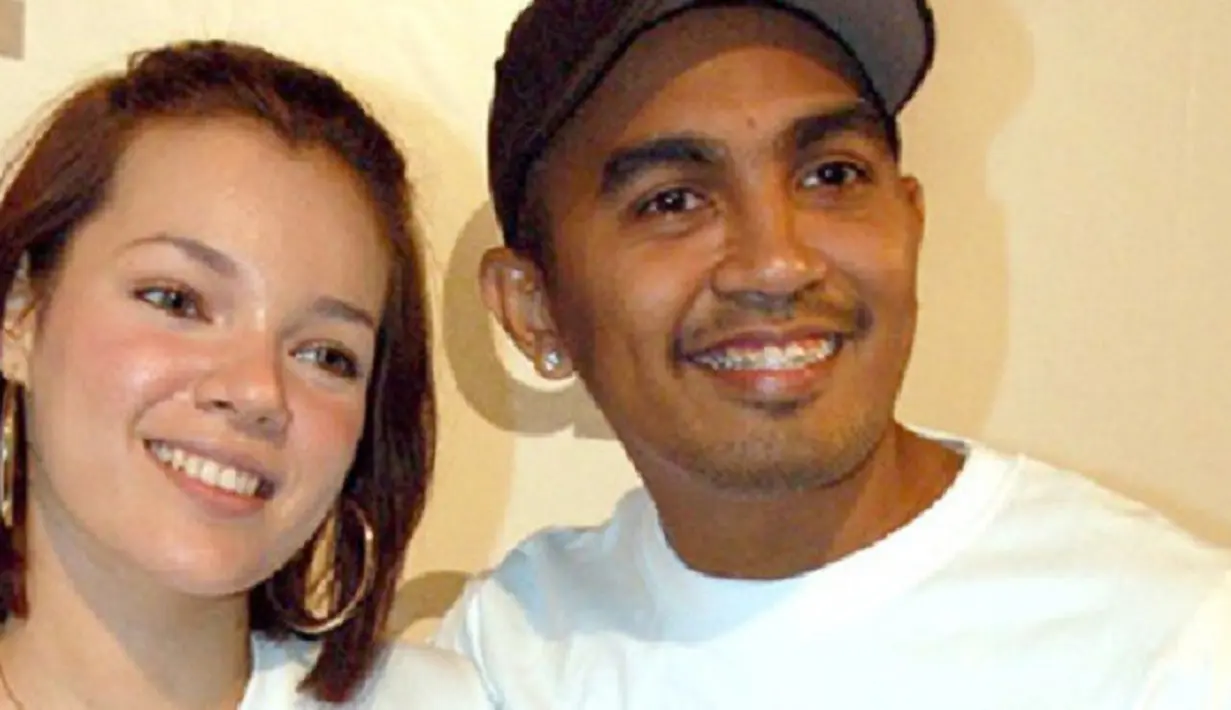 setelah resmi cerai dengan Surya Saputra, Dewi Sandra menikah diam-diam dengan Glenn Fredly. Pernikahan keduanya berlangsung tertutup di sebuah hotel di Uluwatu, Bali pada 3 April 2006. Pernikahan yang dijaga ratusan polisi itu kandas pada tahun 2009.