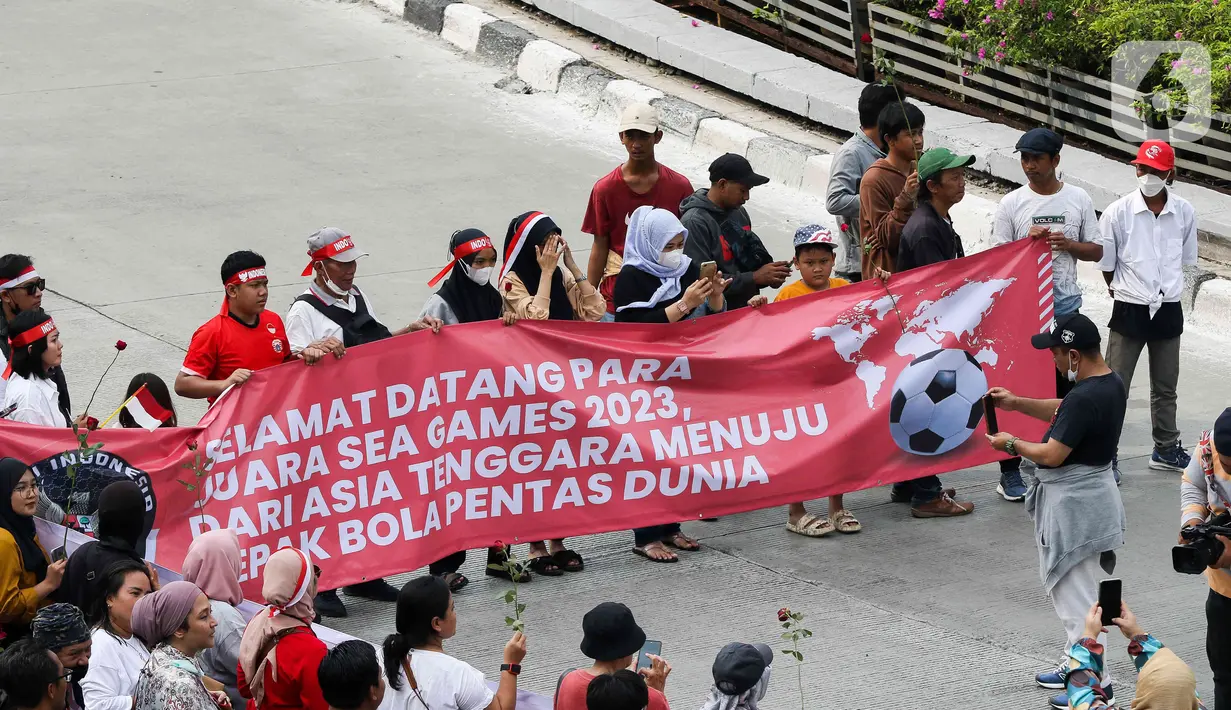 Seperti kembali menjadi juara di cabang sepak bola setelah 32 tahun dan pertama kali tim basket putri memperoleh medali emas. (Liputan6.com/Herman Zakharia)