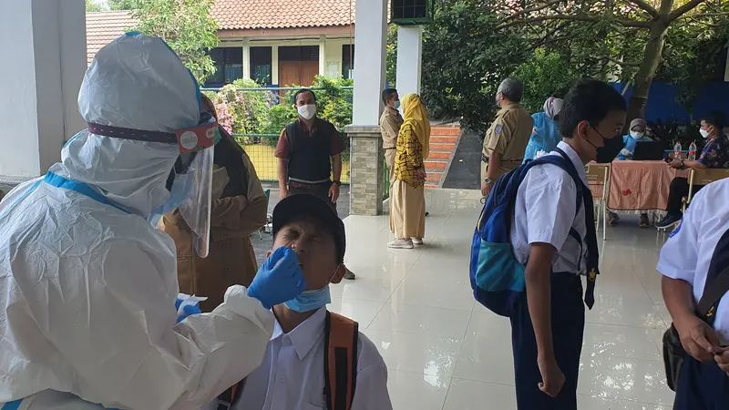 Salah seorang siswa SMP Negeri 10 Depok mengikuti swab antigen, usai ditemukannya satu siswa di sekolah tersebut positif Covid-19.