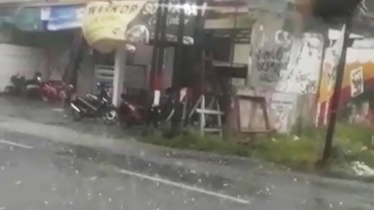 Hujan es mengguyur sejumlah wilayah di Surabaya. (Dian Kurniawan/Liputan6.com)