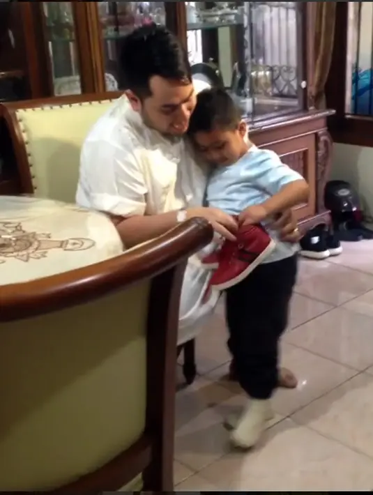 Tidak hanya penyanyi dangdut yang merasakan senang. Tapi juga beberapa nitizen mengaku senang dengan pertemuan keduanya beserta anak-anaknya. (Instagram/kingnassar88)