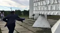 Sebuah botol sampanye tertutup yang dilemparkan ke suatu monumen terdorong berbalik ke arah pelemparnya.
