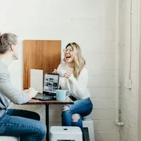 Small talk diperlukan untuk membuka percakapan yang lebih jauh dengan orang lain. (Foto: Unsplash/Brooke Cagle)