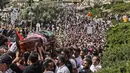 <p>Pelayat Palestina membawa peti mati jurnalis Al-Jazeera Shireen Abu Akleh yang tewas tertembak dari sebuah gereja menuju pemakaman, selama prosesi pemakamannya di Yerusalem, pada 13 Mei 2022. Shireen Abu Akleh yang merupakan jurnalis senior berusia 51 tahun itu terkena tembakan di kepala ketika meliput serangan Israel di Kota Jenin, di wilayah Tepi Barat yang diduduki pada 11 Mei 2022 lalu. (RONALDO SCHEMIDT / AFP)</p>