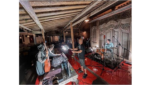 Segera Rilis Single Baru, Ini 6 Potret Persiapan The Lucky Laki Saat Rekaman