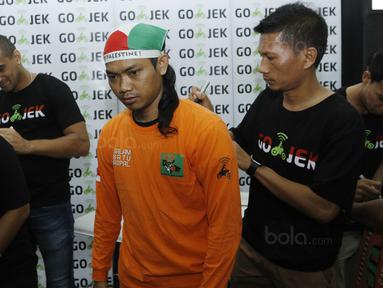Pemain Persija, Ismed Sofyan dan Bruno Lopes, memberikan tanda tangan saat jumpa fans di Jakarta, Senin (2/10/2017). Acara yang diselenggarakan oleh Gojek ini menjadi ajang bertemunya The Jakmania dengan pemain idolanya. (Bola.com/M Iqbal Ichsan)