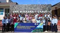 Para operator Desa  di Kabupaten Garut, Jawa Barat fokus selepas mengikuti pelatihan operator Sistem Informasi Desa (SID) SMK Wikrama Garut. (Liputan6.com/Jayadi Supriadin)