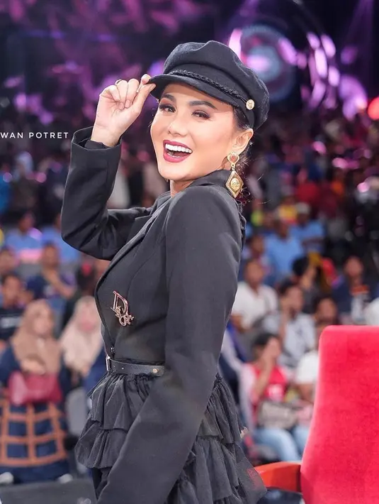 Selama menjajaki karir sebagai penyanyi di panggung hiburan Tanah Air, Yuni Shara sudah menelurkan sederet lagu hingga turut andil membintangi layar lebar yang berjudul Rumah Tanpa Jendela. (Liputan6.com/IG/@yunishara36)