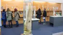 Sejumlah pengunjung mengamati berbagai penis koleksi Museum Falologi Islandia, Reykjavik, Islandia (27/10). Total koleksi penis di museum ini mencapai hingga ratusan. (AFP/Halldor Kolbeins)