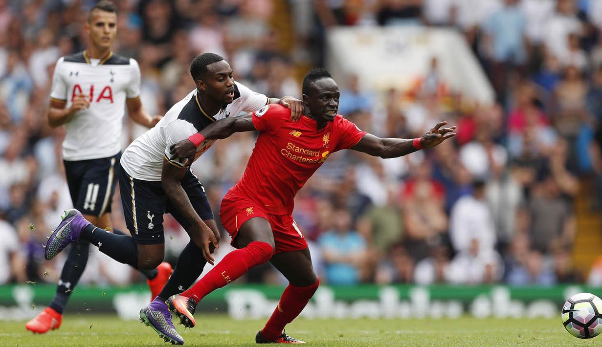6. Bek sayap Tottenham, Danny Rose, menarik badan striker Liverpool, Sadio Mane, pada laga Premier League di Stadion White Hart Lane, London, Inggris, Sabtu (27/8/2016). (Reuters/John Sibley)