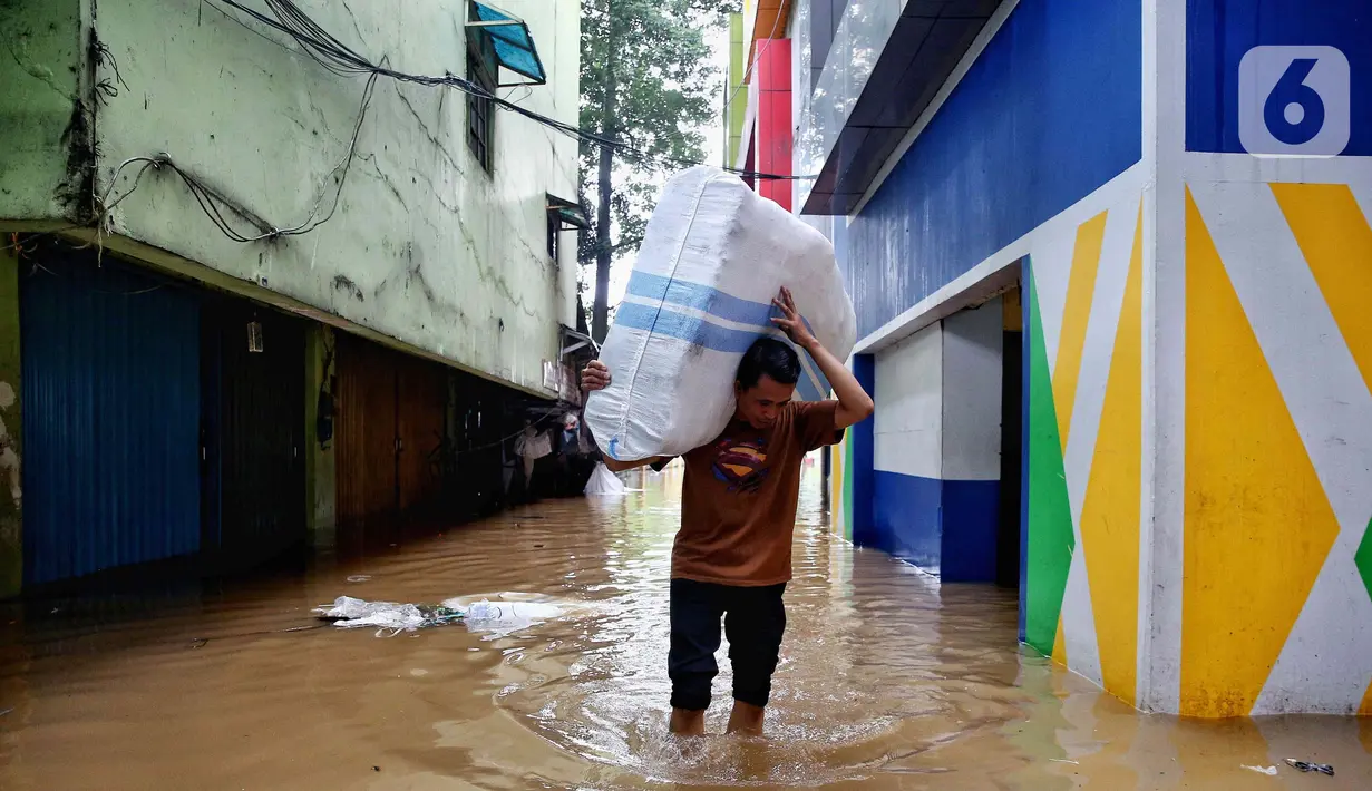 Banjir juga berimbas pada terhambatnya akses masuk dan keluar Pasar Cipulir. (Liputan6.com/Angga Yuniar)