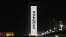 Bangunan Perusahaan Minyak Nasional Abu Dhabi (ADNOC) diterangi dengan slogan-slogan 'Wuhan jiayou' yang berarti 'Wuhan, semangat' di Abu Dhabi, Uni Emirat Arab (UEA), Minggu (2/2/2020). Hal tersebut untuk memberi semangat kepada China dalam perang melawan virus corona. (Xinhua/WAM)