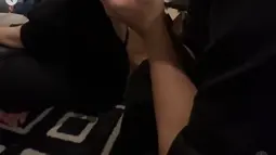 Suasana tahlilan berlangsung penuh khidmat. Doa-doa dipanjatkan oleh para hadirin untuk mendiang Johnny Wong agar mendapatkan tempat terbaik di sisi-Nya. Semua yang hadir larut dalam momen haru, termasuk Chand yang ikut berdoa sambil menengadahkan tangan. (Liputan6.com/IG/@chand_kelvin)