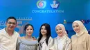 Putri Pasha Ungu dan Okie, Shakiena Azalea baru saja lulus Sekolah Menengah Atas. Saat wisuda, ia memilih mengenakan kebaya silver model off shoulder berpayet dipadukan kain batik sebagai bawahannya. [@pashaungu_vm]