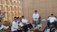 Calon wakil presiden (cawapres) dari Koalisi Perubahan Muhaimin Iskandar alias Cak Imin menerima kunjungan mantan Ketua Umum Majelis Ulama Indonesia (MUI) Din Syamsuddin di Kantor DPP Partai Kebangkitan Bangsa (PKB), Jalan Raden Saleh, Jakarta Pusat, Jumat (3/11/2023). (Liputan6.com/Winda Nelfira)