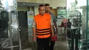PNS Dinas Pendidikan Klaten Sularman usai diperiksa oleh penyidik di gedung KPK terkait suap promosi dan mutasi jabatan di lingkungan kabupaten Klaten, Jakarta, Rabu (18/1) . (Liputan6.com/Helmi Afandi)