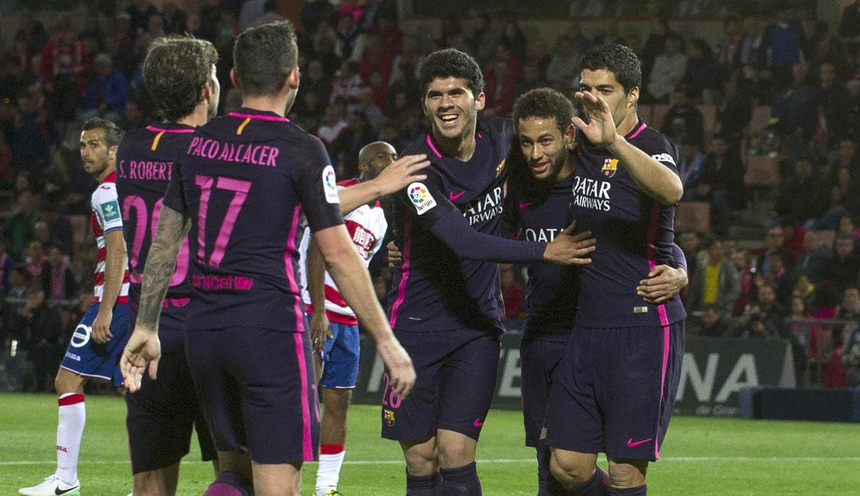Sejumlah pemain Barcelona merayakan gol Neymar saat pertandingan melawan Granada pada laga lanjutan liga Spanyol di Stadion Nuevo Los Carmenes, Granada, Minggu (2/4/2017). Barcelona pesta gol 4-1 atas Granada.  (EPA/Miguel Angel Molina)