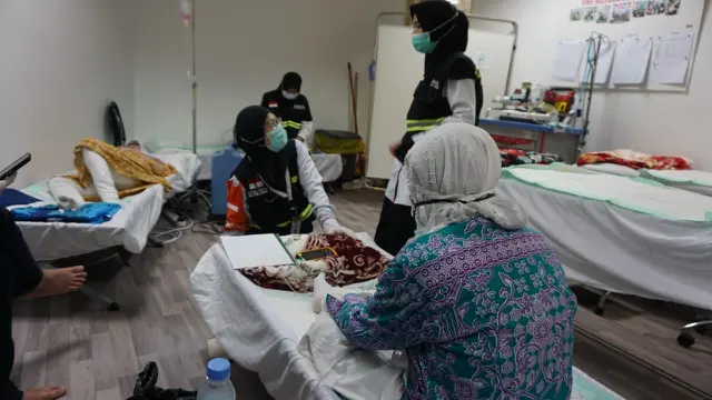 Jemaah haji Indonesia mendapatkan perawatan kesehatan. (FOTO: MCH PPIH ARAB SAUDI 2023)