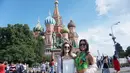 Dua wanita cantik asal Brasil, Amanda dan Patricia berpose di depan Saint Basil's Cathedral, Moskow, Rusia. (Bola.com/Okie Prabhowo)