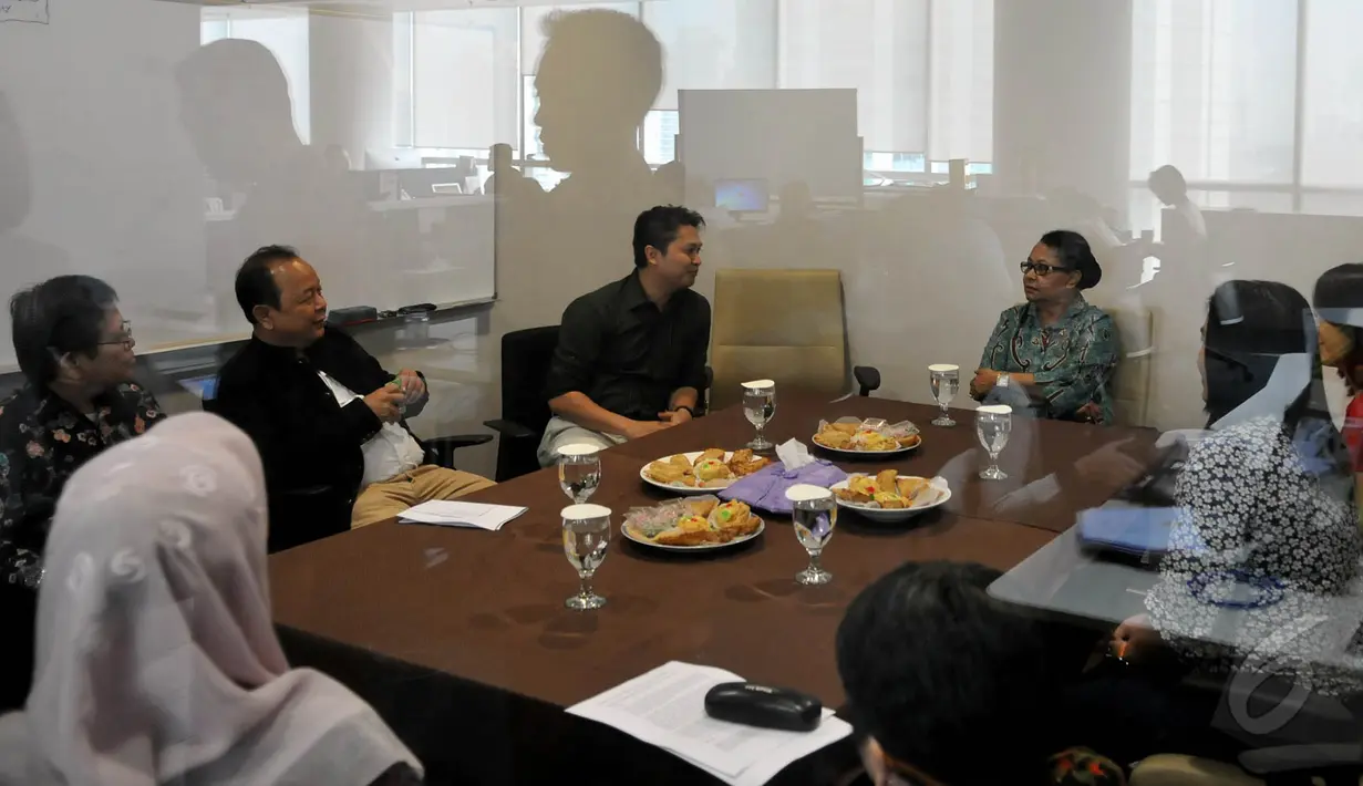 Menteri Pemberdayaan Perempuan dan Perlindungan Anak Yohana Susana Yembise melakukan kunjungan ke kantor Liputan6.com, Jakarta, Senin (19/5/2015). Yohana terlihat berdiskusi dengan redaksi liputan6.com. (Liputan6.com/JohanTallo)