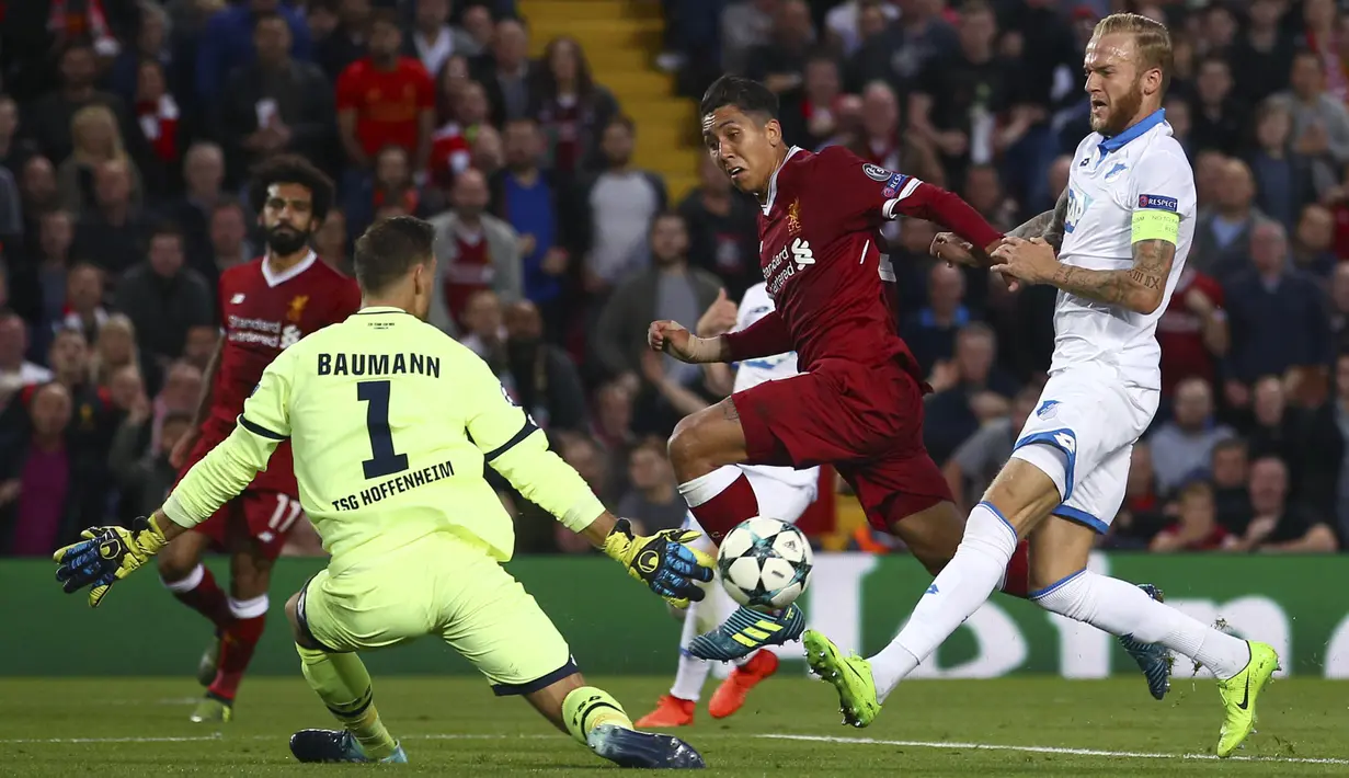 Proses terjadinya gol oleh striker Liverpool, Roberto Firmino, ke gawang Hoffenheim pada laga playoff Liga Champions, di Stadion Anfield, Kamis (24/8/2017). Liverpool menang 4-2 atas Hoffenheim. (AP/Dave Thompson)