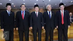 Ade Komaruddin (tengah) bersama para Pimpinan DPR berpose bersama jelang pelantikan Ketua DPR yang baru, Jakarta, Senin (11/01/2016). Ade dilantik untuk menggantikan Setya Novanto yang mundur dari kursi Ketua DPR. (Liputan6.com/Johan Tallo)