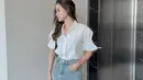 Sarah Menzel tampil chic mengenakan atasan berkerah berwarna putih dipadunya mengenakan denim midi skirt. [Foto: Instagram/ssarah_menzel]